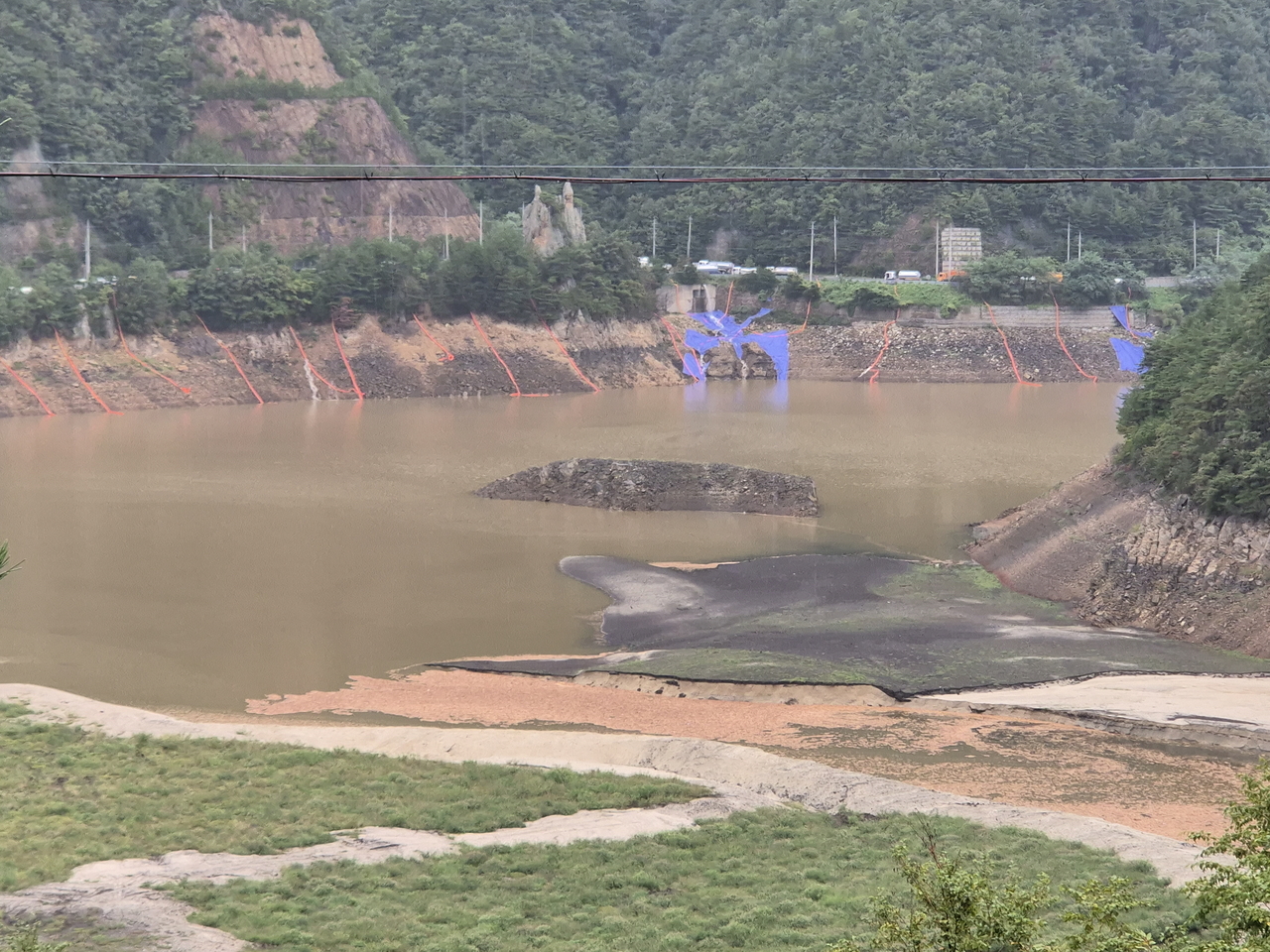 The Obong Reservoir in Gangneung, Gangwon Province is seen to filling up with water as total rainfall ranging between 20 to 60 millimeters is projected to fall in the city until Sunday morning. (Yonhap)