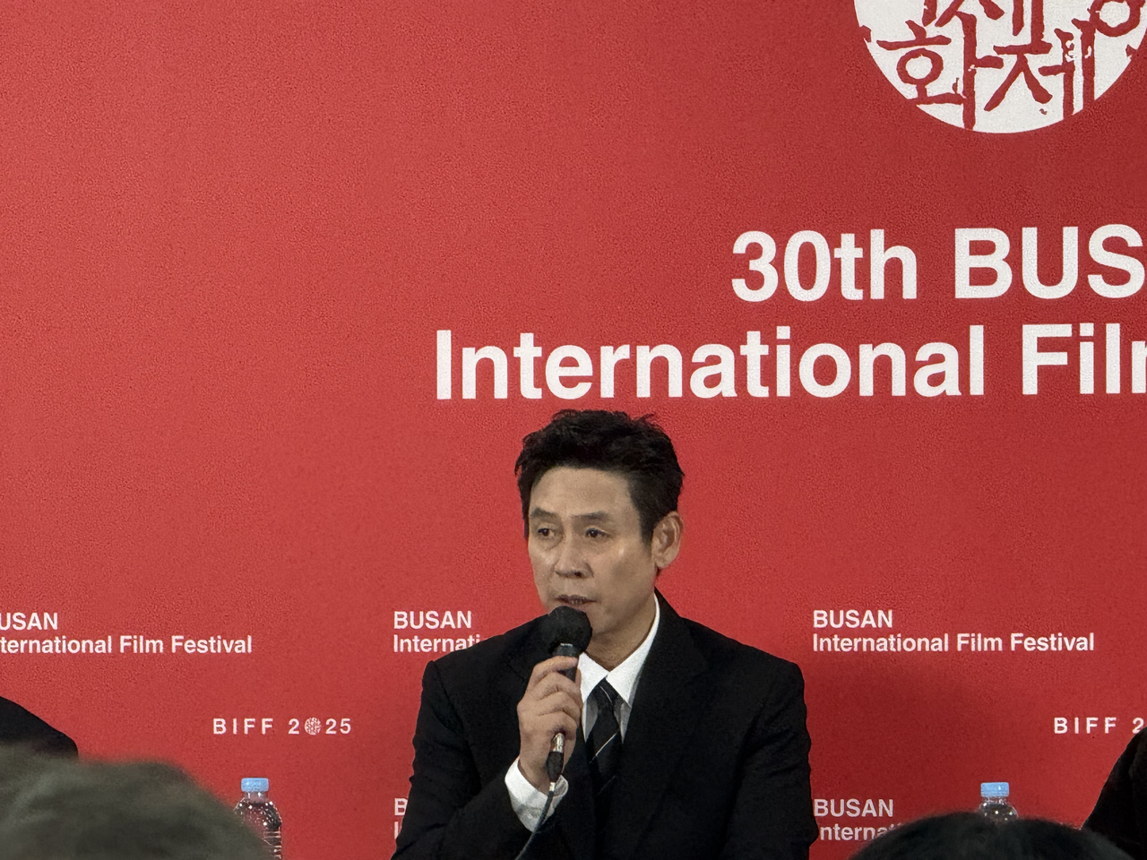 18일 부산 해운대구 우동 영화의전당에서 열린 제30회 부산국제영화제 갈라프레젠테이션 초청작 <굿뉴스> 기자회견에서 설경구가 말하고 있다. 김민지 기자