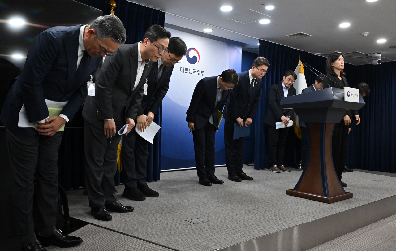 권대영(왼쪽 네 번째부터) 토토사이트 롤링위원회 부위원장과 류제명 과기정통부 제2차관을 비롯한 참석자들이 19일 오전 서울 종로구 정부서울청사에서 열린 해킹 대응을 위한 과기정통부-토토사이트 롤링위 합동 브리핑을 마치며 고개를 숙이고 있다.  임세준 기자