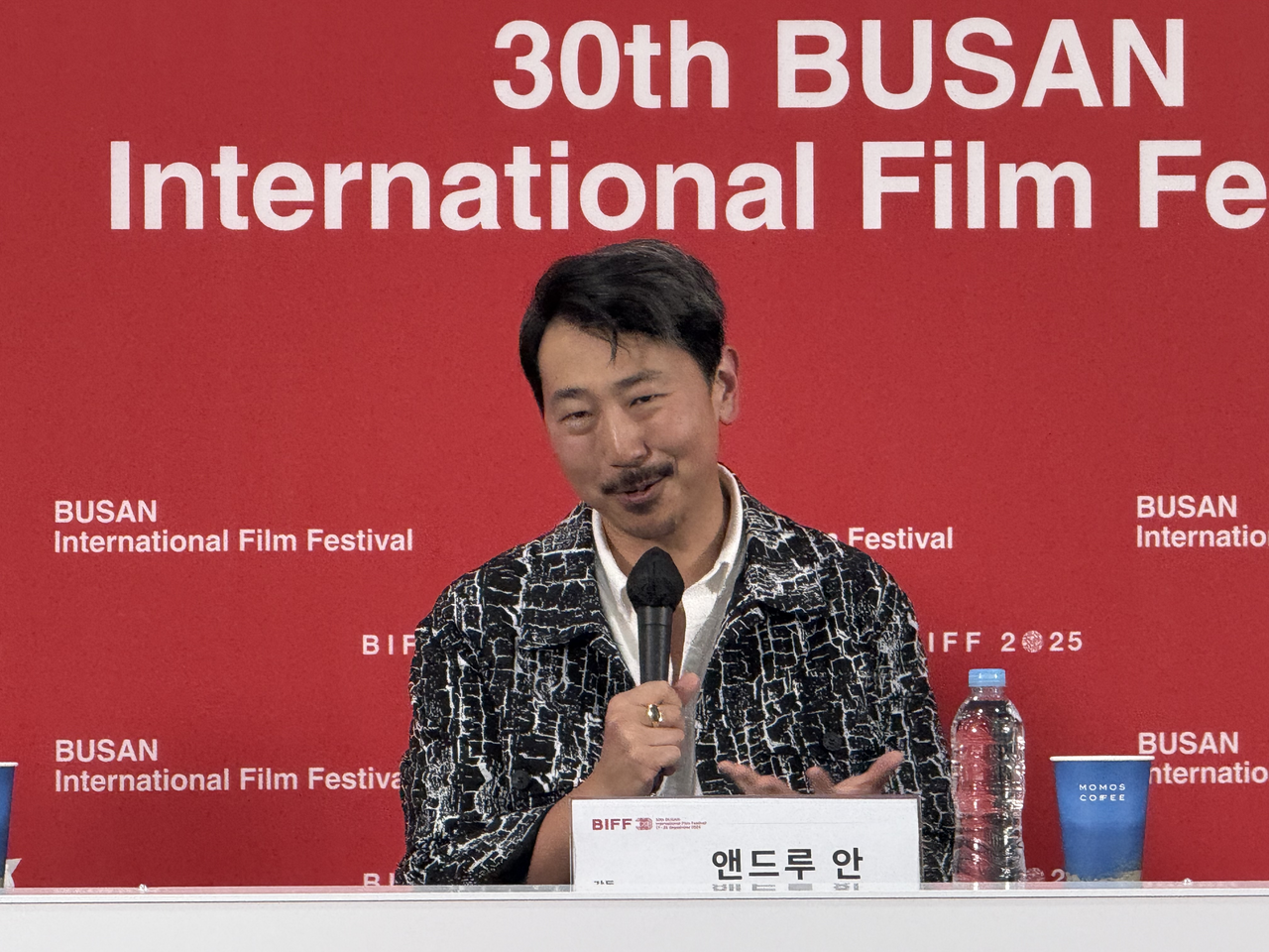 19일 부산 해운대구 우동 영화의전당에서 열린 제30회 부산국제영화제 초청작 <결혼피로연> 기자회견에서 앤드루 안 감독이 말하고 있다. 김민지 기자