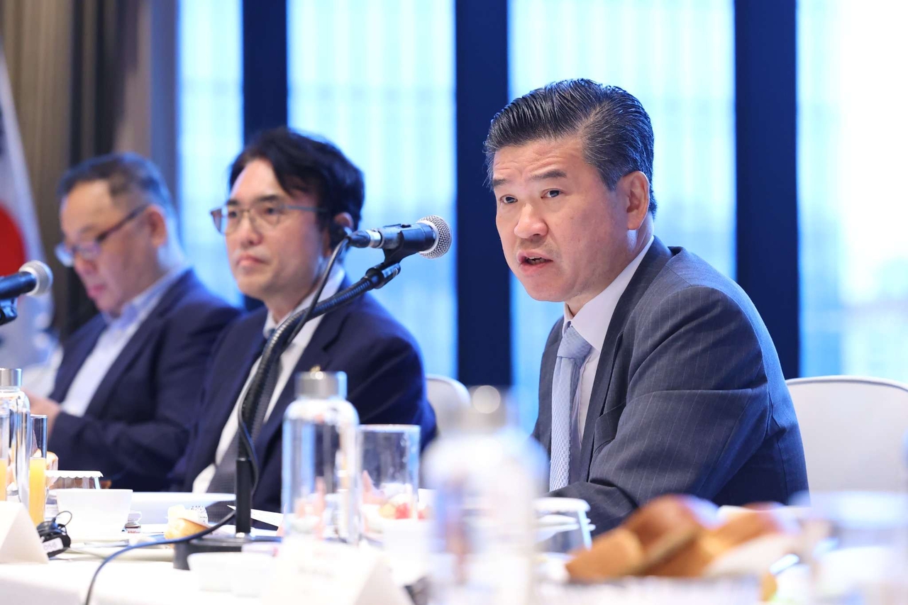 AmCham Chairman and CEO James Kim (right) delivers remarks at a breakfast roundtable at Conrad Seoul Hotel on Friday. (American Chamber of Commerce in Korea)