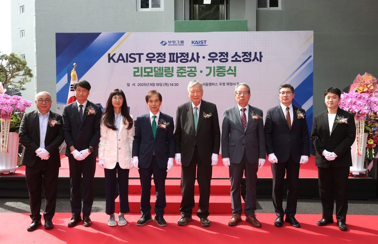 18일 스포츠토토 서울캠퍼스 우정 파정사·우정 소정사 기숙사 리모델링 준공·기증식에서 이중근(왼쪽 다섯번째) 부영그룹 회장, 이광형(왼쪽 네 번째) 스포츠토토 총장 등 주요 관계자들이 기념촬영을 하고 있다. 스포츠토토 정송(왼쪽부터) 김재철AI대학원장, 황성하 경영공학부장, 윤여선 경영대학장, 이 총장, 이 회장, 부영그룹 최양환 대표, 박현순 전무, 이건곤 스포츠토토 학생대표  [부영그룹 제공]