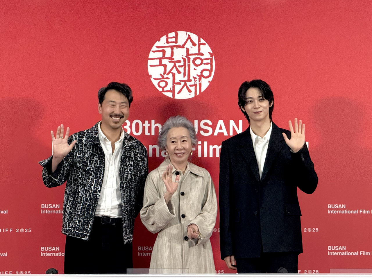 제30회 부산국제영화제 초청작 <결혼피로연> 기자회견이 19일 부산 해운대구 우동 영화의전당에서 열렸다. 앤드루 안 감독(왼쪽부터), 배우 윤여정, 한기찬이 현장에 참석해 포즈를 하고 있다. 김민지 기자