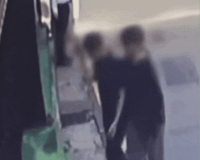 술에 취한 토토사이트 털림이 모텔에 끌려가고 있는 모습. [채널A 갈무리]