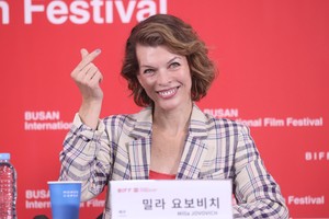 Milla Jovovich‘s war at home