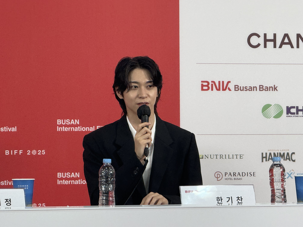 19일 부산 해운대구 우동 영화의전당에서 열린 제30회 부산국제영화제 초청작 <결혼피로연> 기자회견에서 한기찬이 말하고 있다. 김민지 기자
