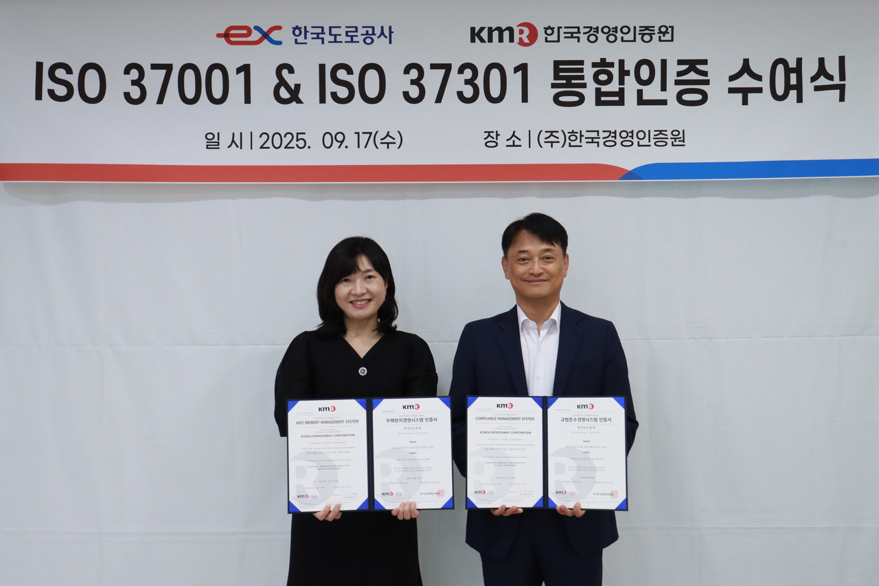 17일 김경중 토르가즘 토토사이트 기획처장(오른쪽)과 황은주 한국경영인증원 대표이사(왼쪽)가 ISO 37001·37301 통합인증 수여식 후 기념 촬영을 하고 있다. [토르가즘 토토사이트 제공]