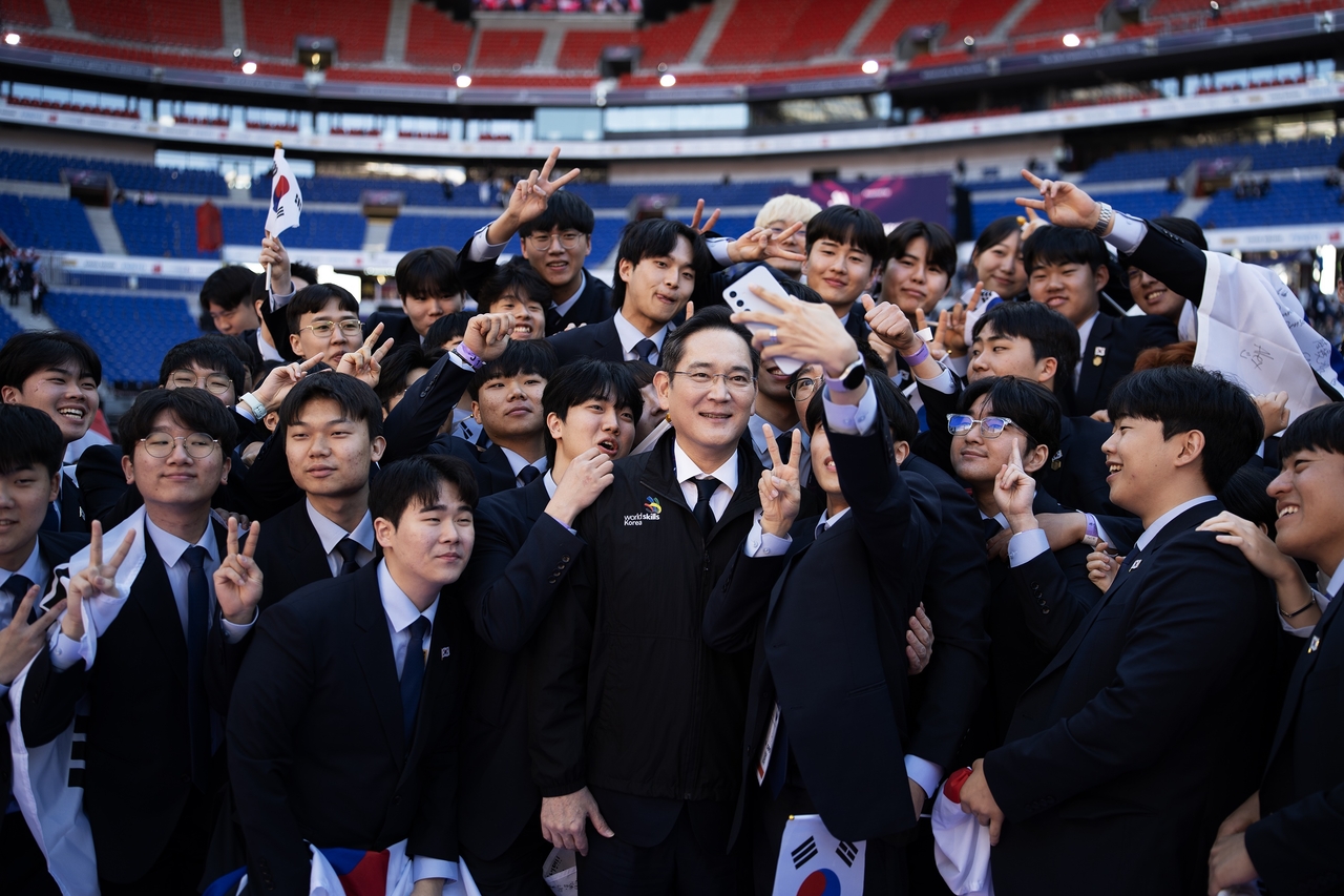 이재용(가운데) 삼성전자 회장이 지난해 9월 프랑스 리옹에서 열린 국제기능올림픽대회 폐회식에 참석해 국가대표 선수단과 기념촬영을 하는 모습  [삼성전자 제공]
