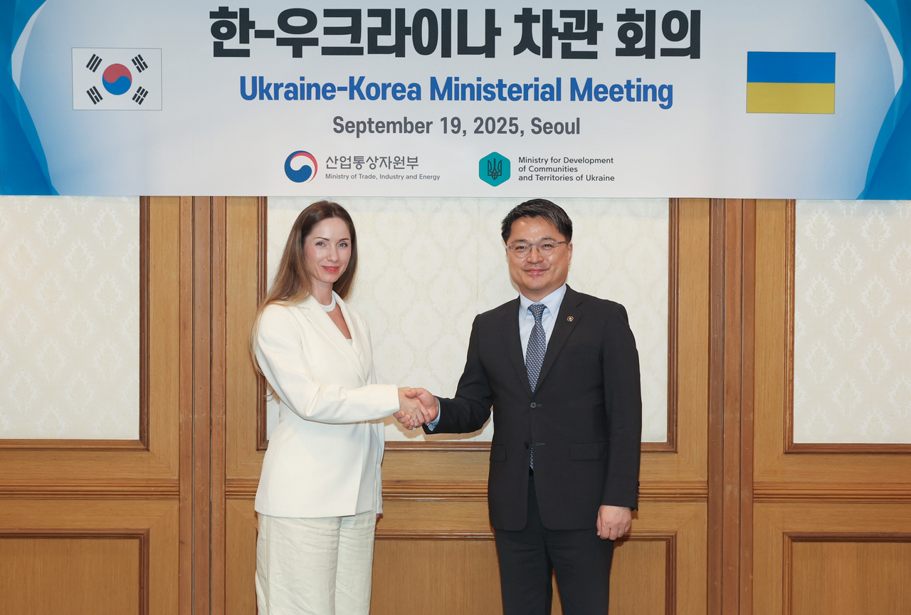 문신학(오른쪽) 산업통상자원부 제1차관이 19일 정부서울청사에서 마리나 데니슉 우크라이나 지역사회·영토개발부 차관과 면담을 갖고 기념촬영을 하고 있다.[산업통상자원부 제공]