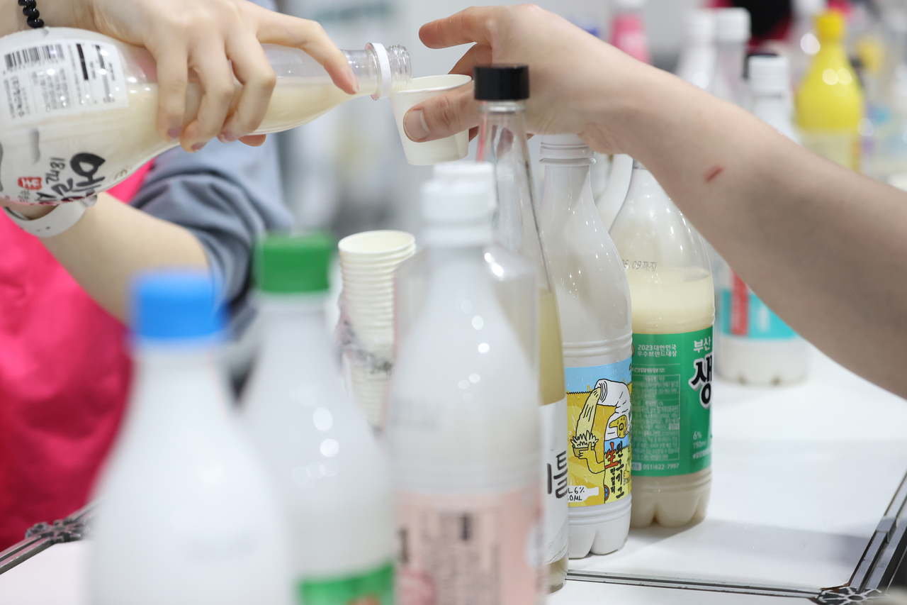 막걸리업계가 쌀값 대란 직격탄으로 생산은 물론 먹튀검증사이트 토토사이트에 차질을 빚고 있다. 사진은 5월 열린 ‘2025 대한민국 막걸리 엑스포’에서 참관객이 시음용 막걸리를 받고 있는 모습   [연합]
