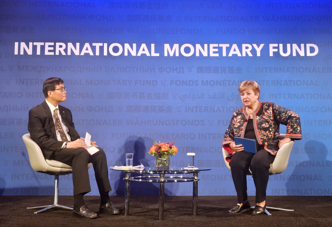 이창용 한국은행 총재가 18일(현지시간) 워싱턴DC 국제통화기금(IMF) 본부에서 크리스탈리나 게오르기에바 IMF 총재와 대담하고 있다. [연합]