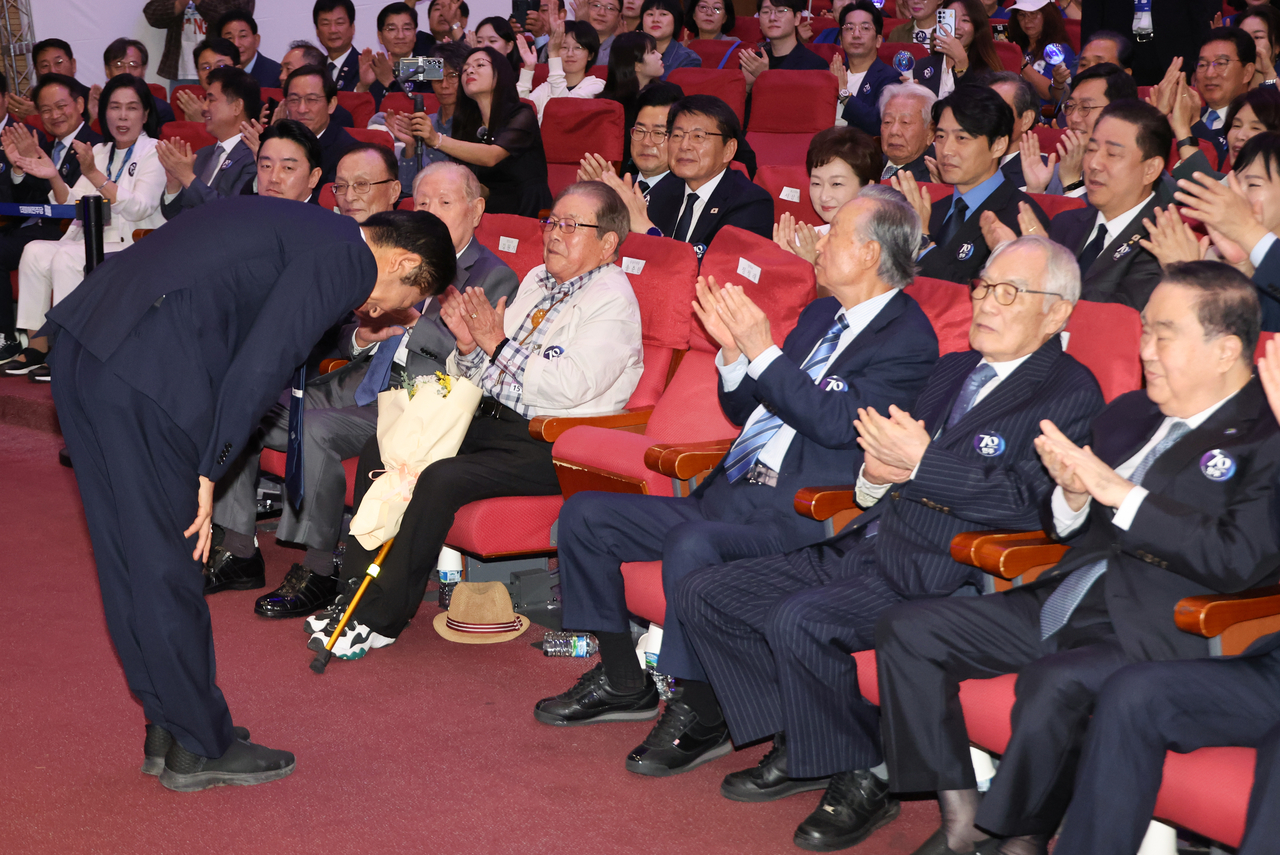 정청래 더불어토토사이트 레드룸 대표가 19일 국회 의원회관에서 열린 창당 70주년 기념식 ‘국민과 함께, 당원과 함께 민주 70’에서 참석자들을 향해 인사하고 있다. [연합]