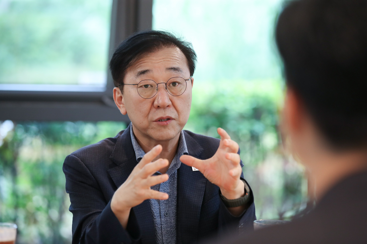 김윤덕 국토교통부 장관이 19일 경기 성남시 위례 신도시 민간참여 공공주택사업 단지인 위례 자이더시티를 방문, 입주민과 소통하고 있다.[국토부 제공]