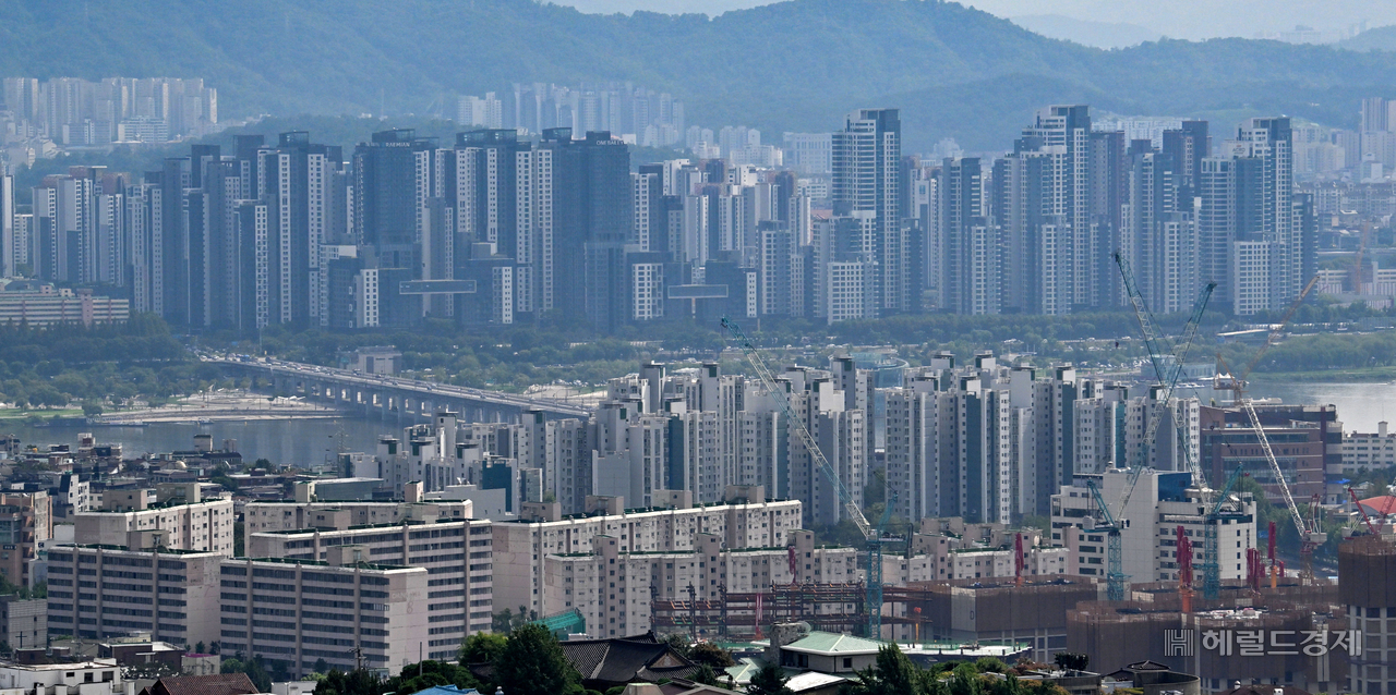 8일 서울 남산에서 바라본 용산 및 강남 아파트의 모습이다. 임세준 기자