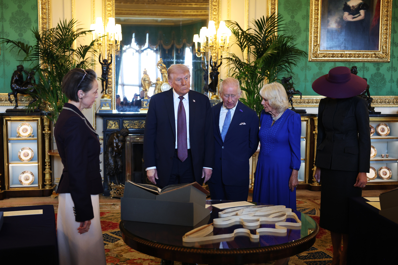 영상]“삿갓 같은데?”…난해하지만 강렬한 멜라니아 퍼플모자 - 헤럴드경제
