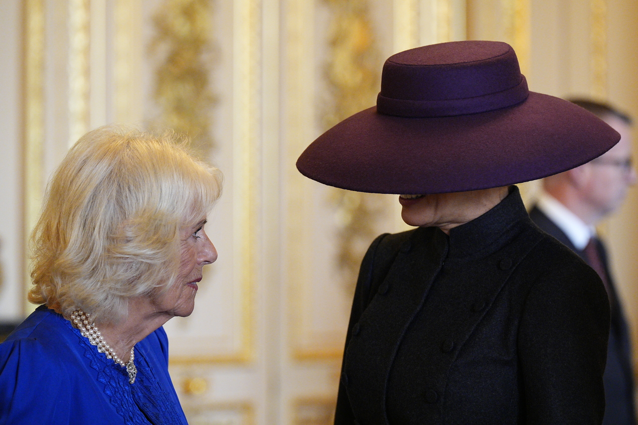 영상]“삿갓 같은데?”…난해하지만 강렬한 멜라니아 퍼플모자 - 헤럴드경제