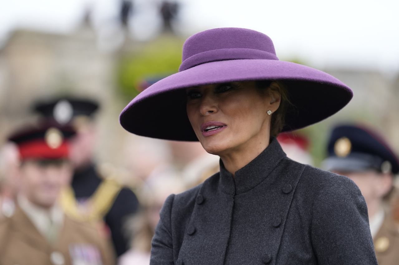 영상]“삿갓 같은데?”…난해하지만 강렬한 멜라니아 퍼플모자 - 헤럴드경제