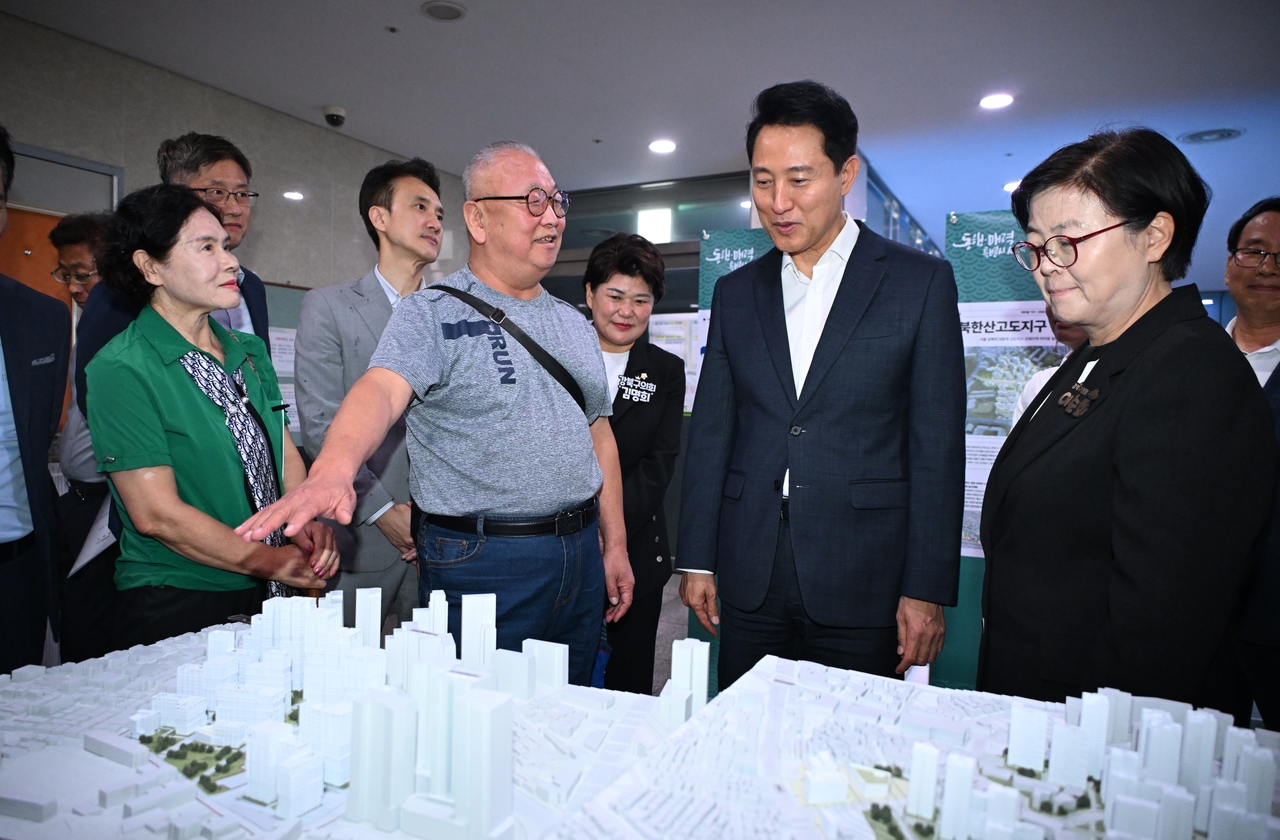 오 시장이 19일 미아동 주민센터에서 열린 ‘대시민 정비사업 아카데미’에서 강북구 신통기획·모아타운 전시 모형을 보고 있는 모습. [서울시]