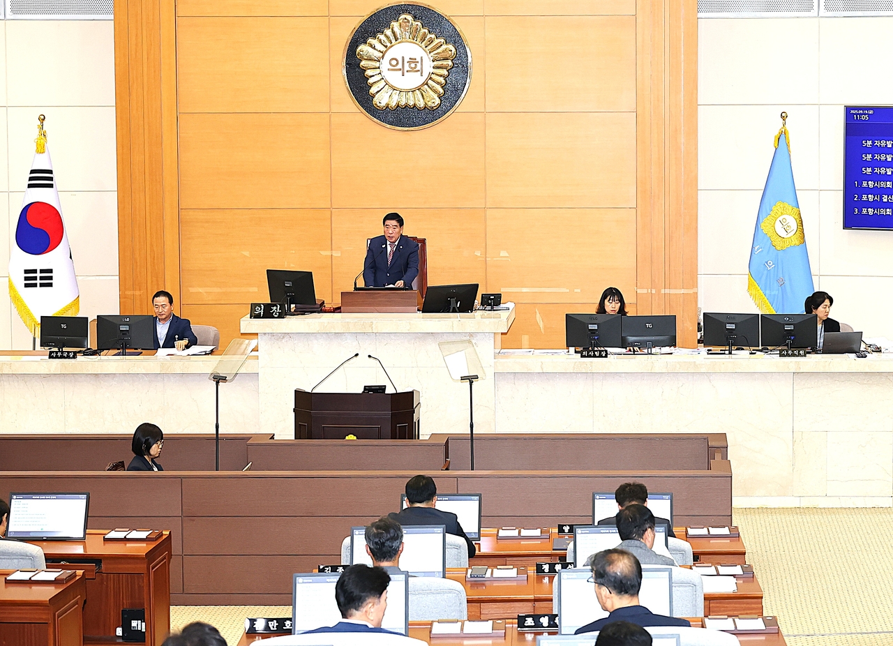 19일 포항시의회가  제325회 임시회 제4차 본회의를 열고 2025년도 제2회 추가경정예산안 등 39건의 안건을 처리하고 15일간의 의정활동을 마무리했다. [포항시 의회 제공]