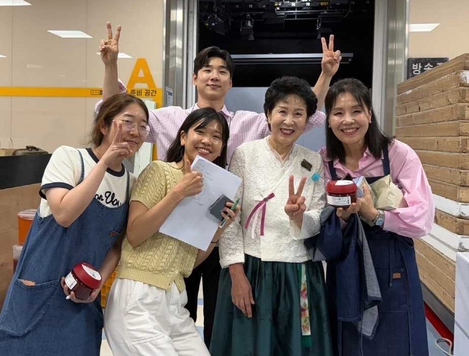대한민국 식품명인 제51호 최명희 명인이 후계자들과 함께 단체 기념사진을 찍고 있다.[안동제비원 제공