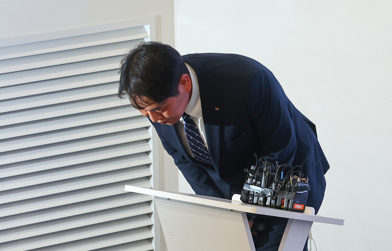 Koo Jae-hyung, who heads KT Corp.'s network technology division, delivers an apology during a press conference held in Seoul on Thursday. (Yonhap)