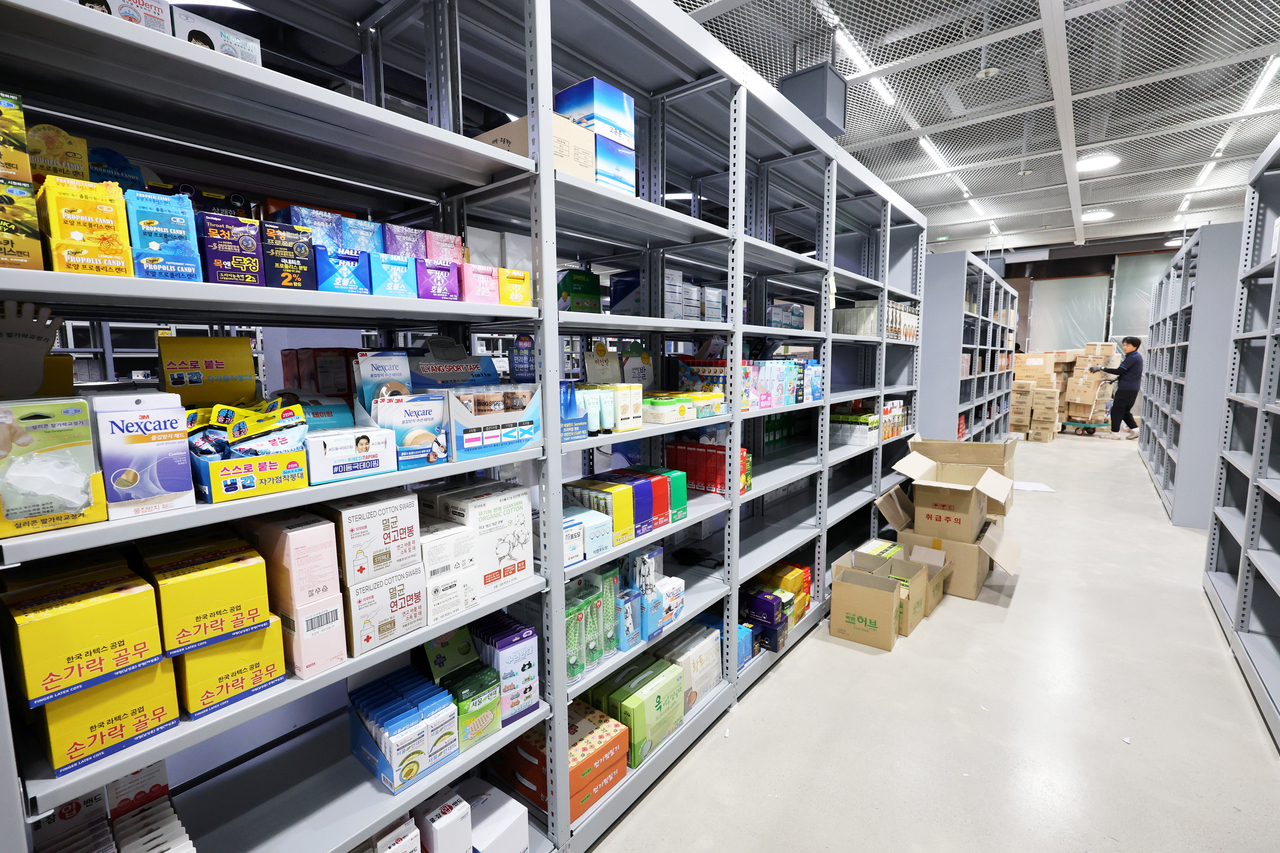 Boxes of medicine are on display at a drug store in Gwangju on Sep. 19. (Yonhap)