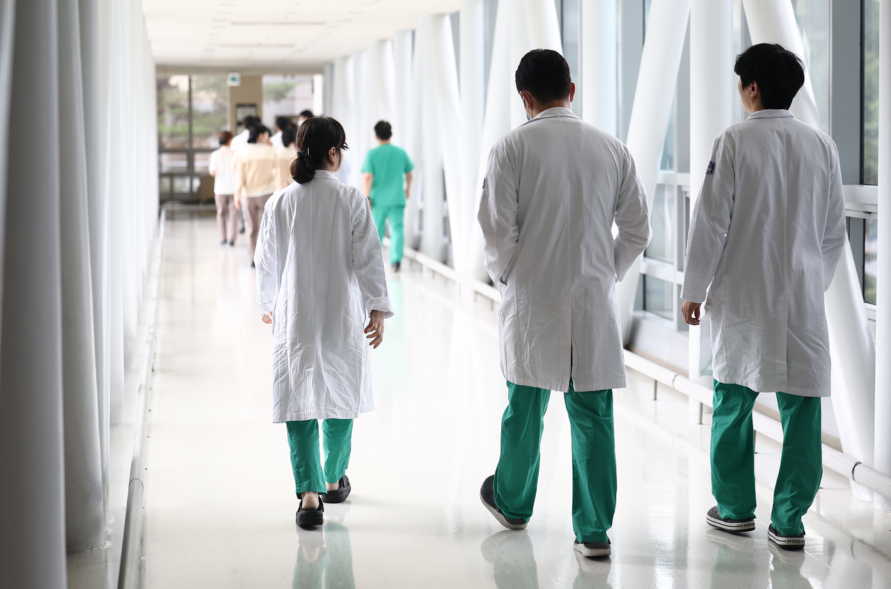 Medical staff walk through a Seoul hospital in this Sept. 1 photo. (Yonhap)