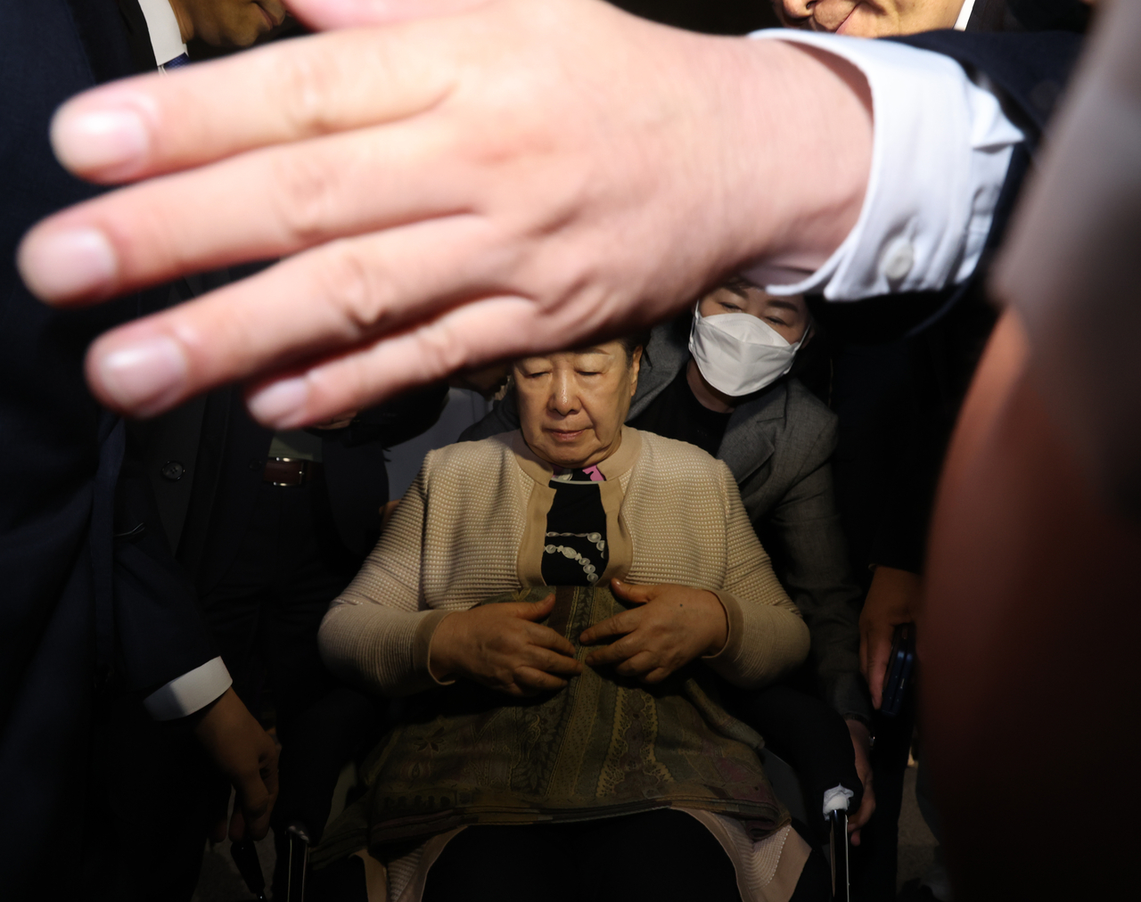 Han Hak-ja, leader of the Unification Church, leaves a building in Jongno-gu, central Seoul, where the office of special prosecutor Moon Joong-ki is located, on Wednesday. (Yonhap)
