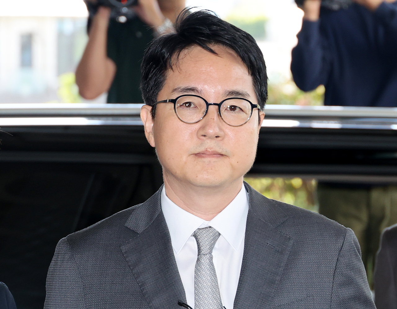 Former Prosecutor General Shim Woo-jung appears for questioning over former President Yoon Suk Yeol's martial law bid at the Seoul High Prosecutors Office on Sunday. (Yonhap)