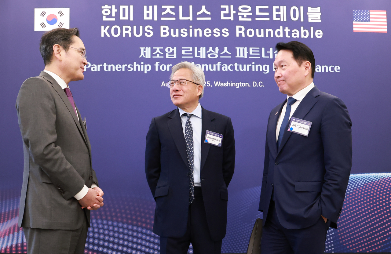 Samsung’s Lee Jae-yong and SK’s Chey Tae-won spoke with NVIDIA CEO Jensen Huang at a Korea–US business reception in Washington on Aug. 25. (Yonhap)