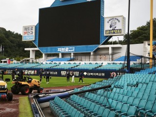 지난 17일 오후 대구 삼성라이온즈파크에서 열릴 예정이던 프로야구 롯데 자이언츠와 삼성 라이온즈 경기가 그라운드 사정 및 기타 사유로 취소됐다. 이날 대구에는 오후 들어 비가 내리기 시작했고, 1루 익사이팅존 그물망 폴이 관중석 쪽으로 쓰러져 오후 5시를 넘어 경기 취소가 확정됐다. 관중 입장이 시작되기 전에 폴이 쓰러져 인명 피해는 없었다. 사진은 이날 1루 쪽 관중석으로 넘어진 익사이팅존 그물망 폴 [연합]