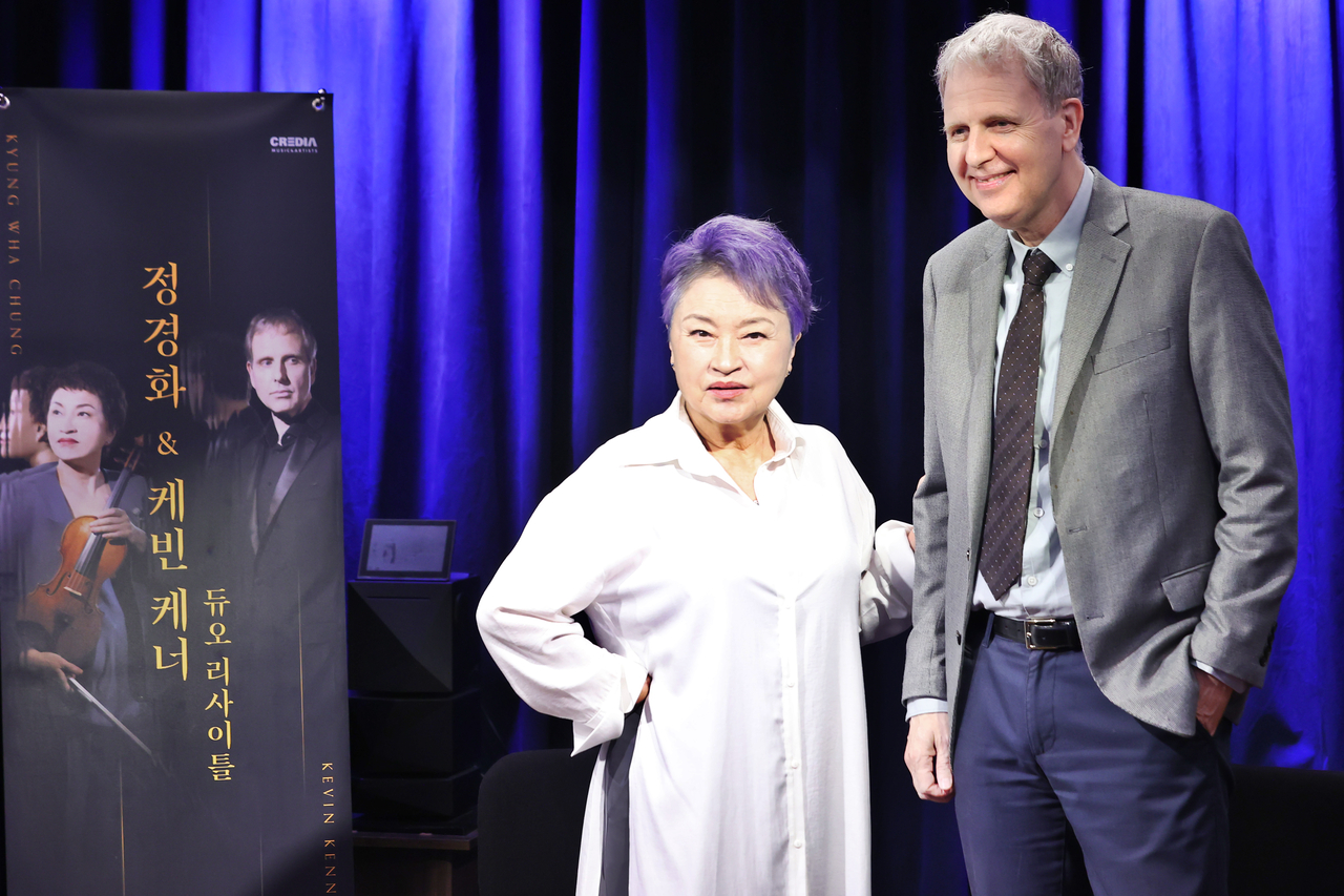 Violinist Chung Kyung-hwa (left) and pianist Kevin Kenner participate in a press conference on Thursday in Seoul. (Yonhap)