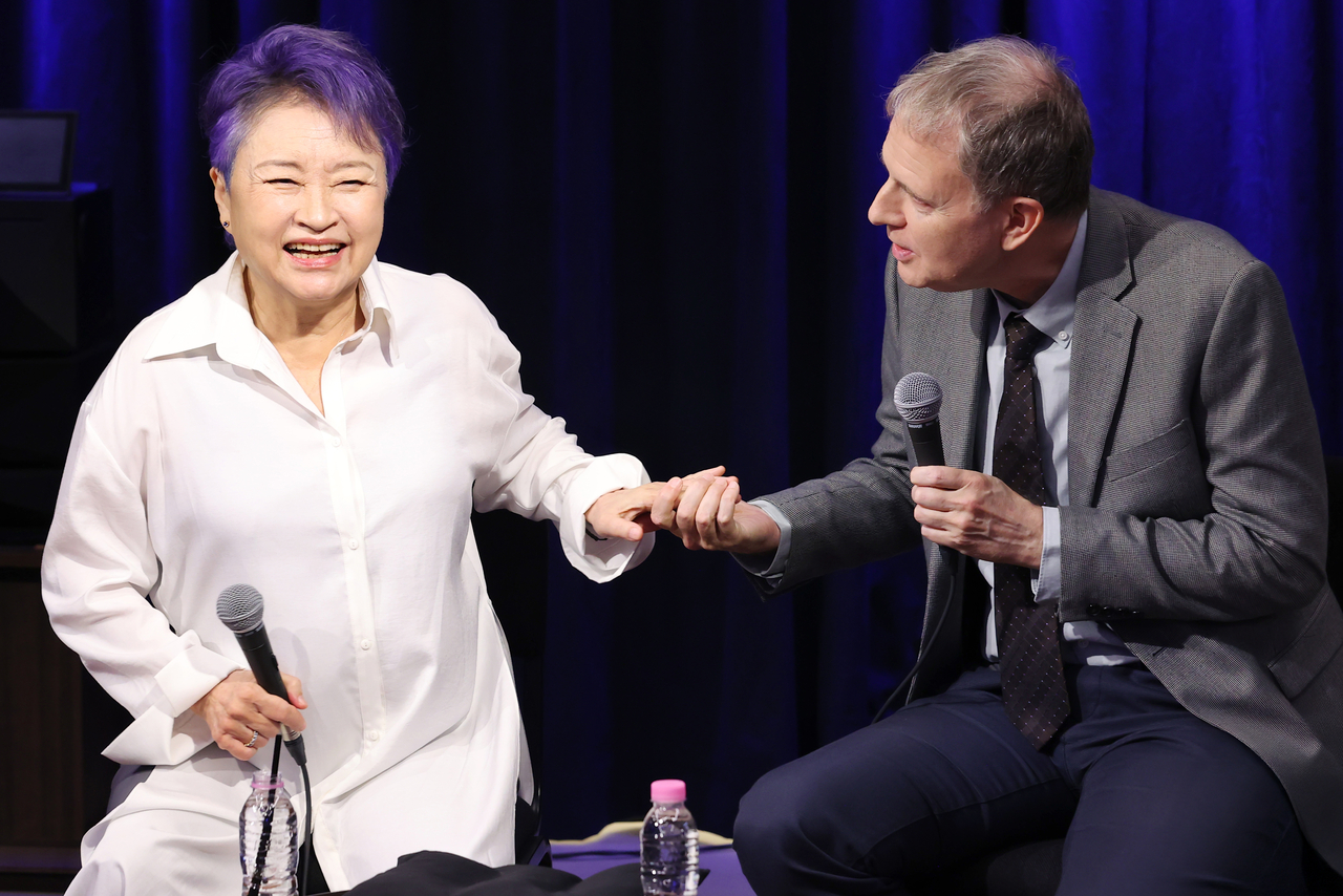 Violinist Chung Kyung Hwa (left) and pianist Kevin Kenner participate in a press conference on Thursday in Seoul. (Yonhap)