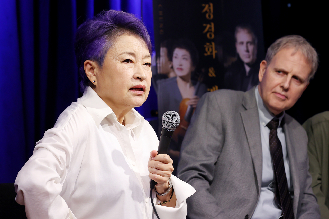 Violinist Chung Kyung-hwa (left) and pianist Kevin Kenner participate in a press conference on Thursday in Seoul. (Yonhap)