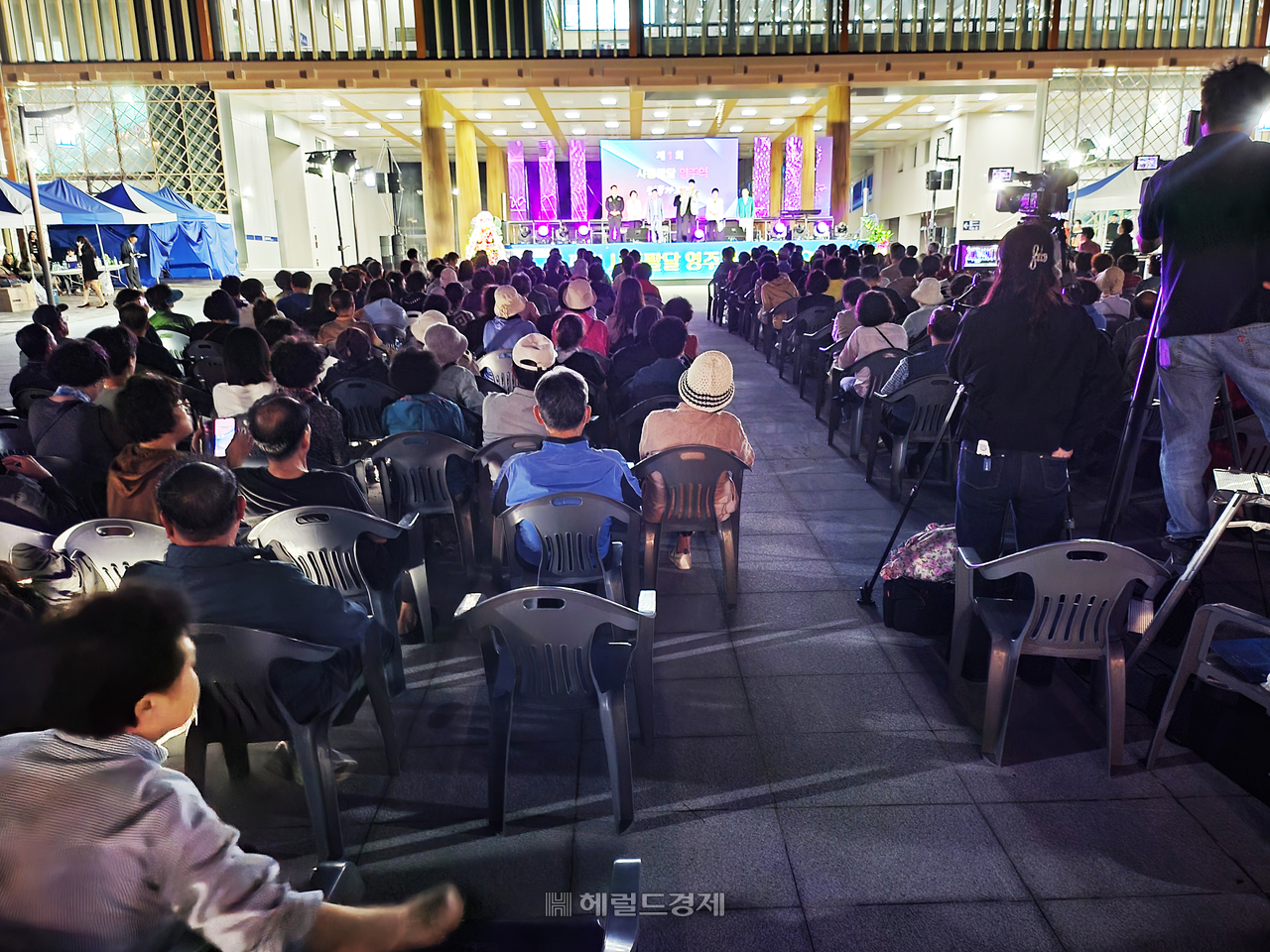 1회 사통팔달 영주역 가요제가  20일  많은시민과 관광객이 참여한 가운데 성황리에  열렸다[사진=김성권 기자]
