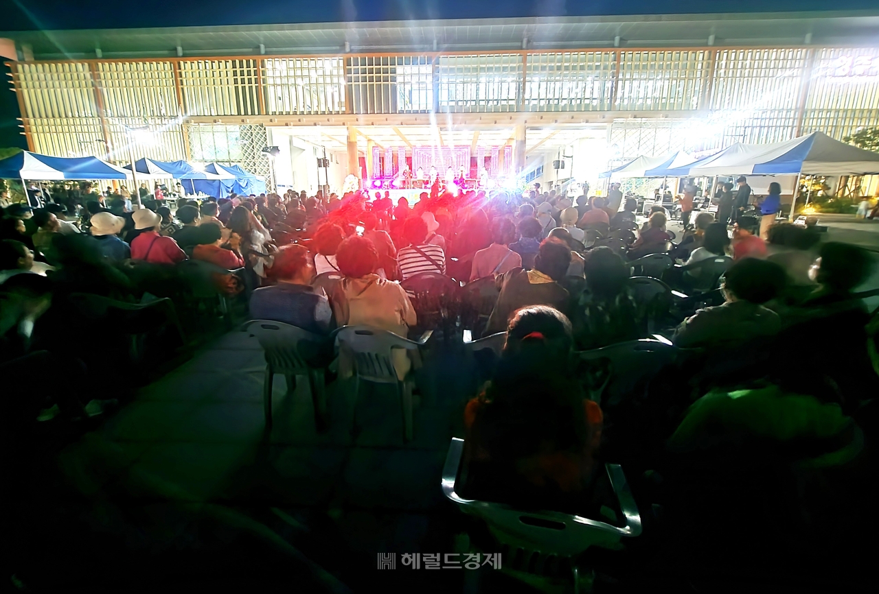 제1회 사통팔달 영주역 가요제가  20일  많은시민과 관광객이 참여한 가운데 성황리에  열렸다[사진=김성권 기자]