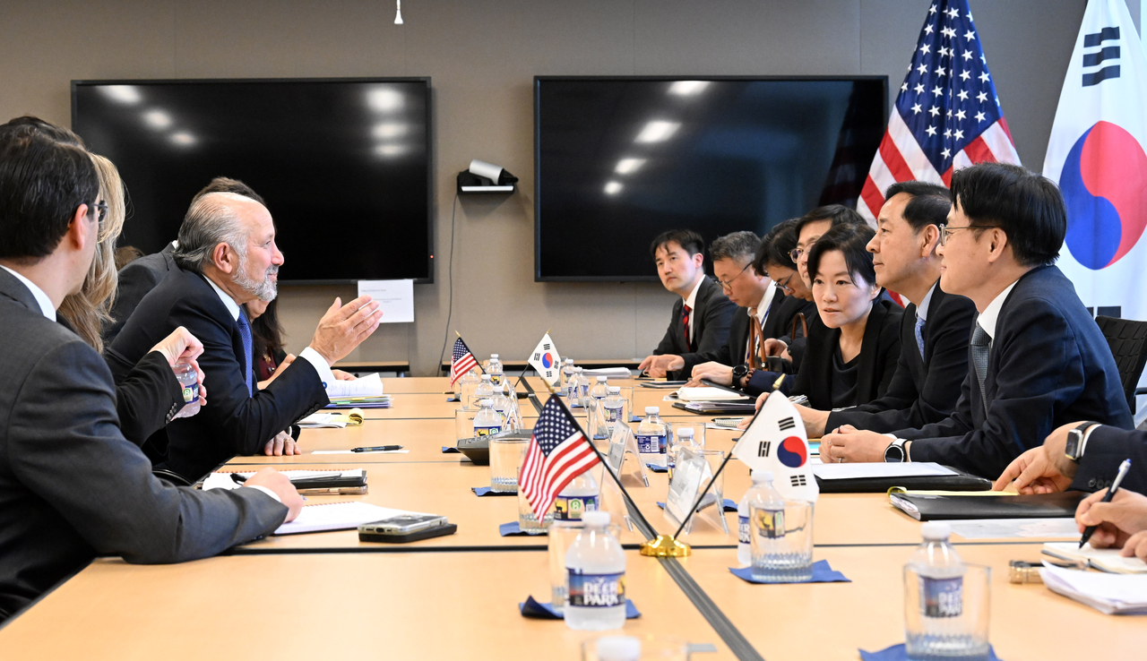 Korea's Deputy Prime Minister Koo Yoon-cheol (second from right) and Industry Minister Kim Jung-kwan (right) talk with their US counterpart, including US Commerce Secretary Howard Lutnick (third from left), in Washington, July 29. (Yonhap)