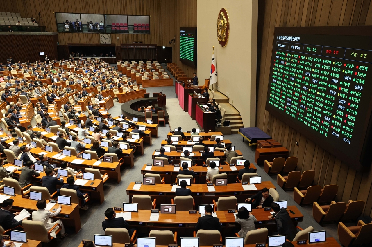The revision to the Commercial Act was passed during a plenary session at the National Assembly in Yeouido, Seoul on July 3. (Lee Sang-sub/The Korea Herald)