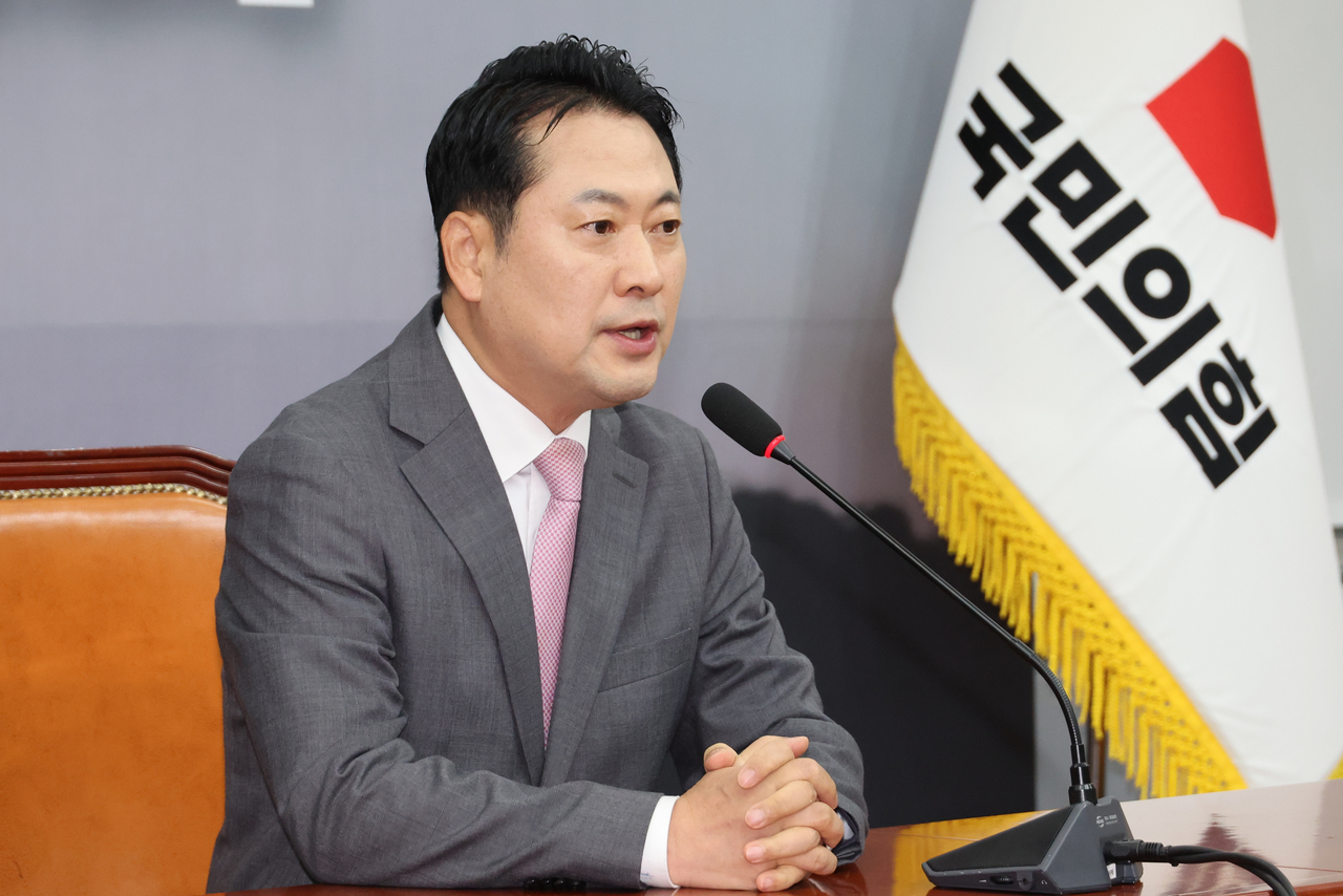 People Power Party leader Jang Dong-hyuk answers questions about the arrest of Rep. Kweon Seong-dong and other current issues during a press conference at the National Assembly in Yeouido, Seoul, on Wednesday. (Yonhap)