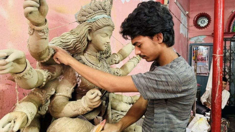 From one mandap to another, artists are competing with each other to win the hearts of devotees with their artistic creations.   (Daily Star)
