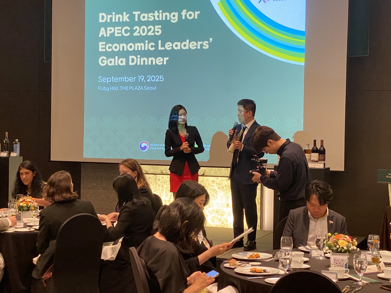 Kim Ho-yoon (center right), a chef who took part in selecting the liquor candidates, explains the beverage being served. (Hwang Joo-young/The Korea Herald)