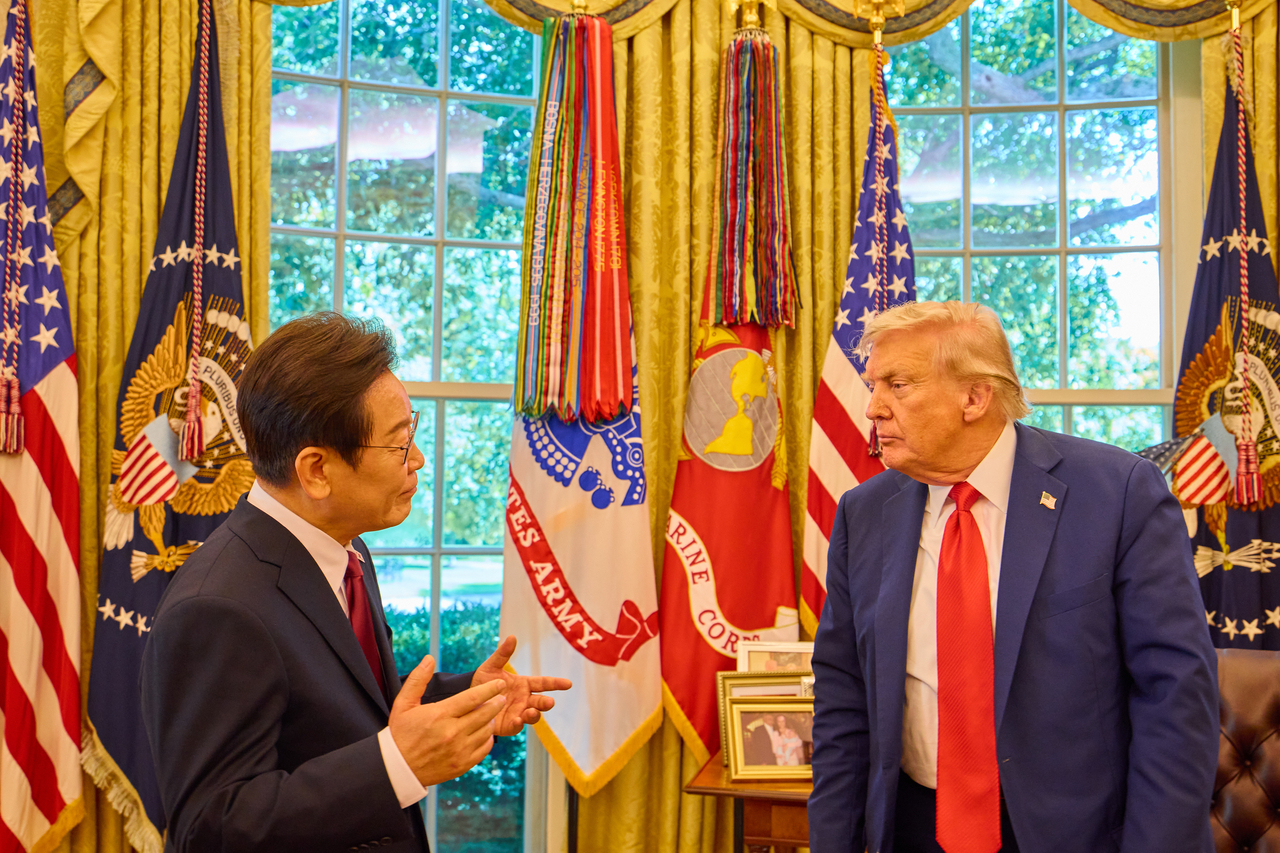 President Lee Jae-myung talks with U.S. President Donald Trump after the Korea–U.S. summit held at the Oval Office of the White House in Washington, D.C., on Aug. 25. (Yonhap)