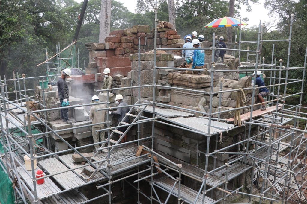 A general view of the reconstruction work on Chorm Temple.   (Phnom Penh Post)