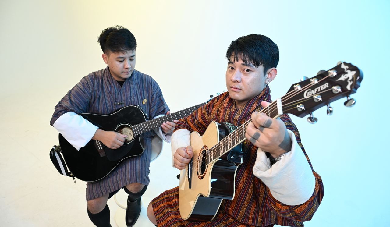 부탄에서 온 밴드 O’Strangers(오스트레인저스)가 19일 후암동 헤럴드스퀘어 사옥에서 헤럴드뮤즈팀 헤럴드팝과의 인터뷰를 앞두고 포즈를 취하고 있다. (사진=윤병찬 기자)