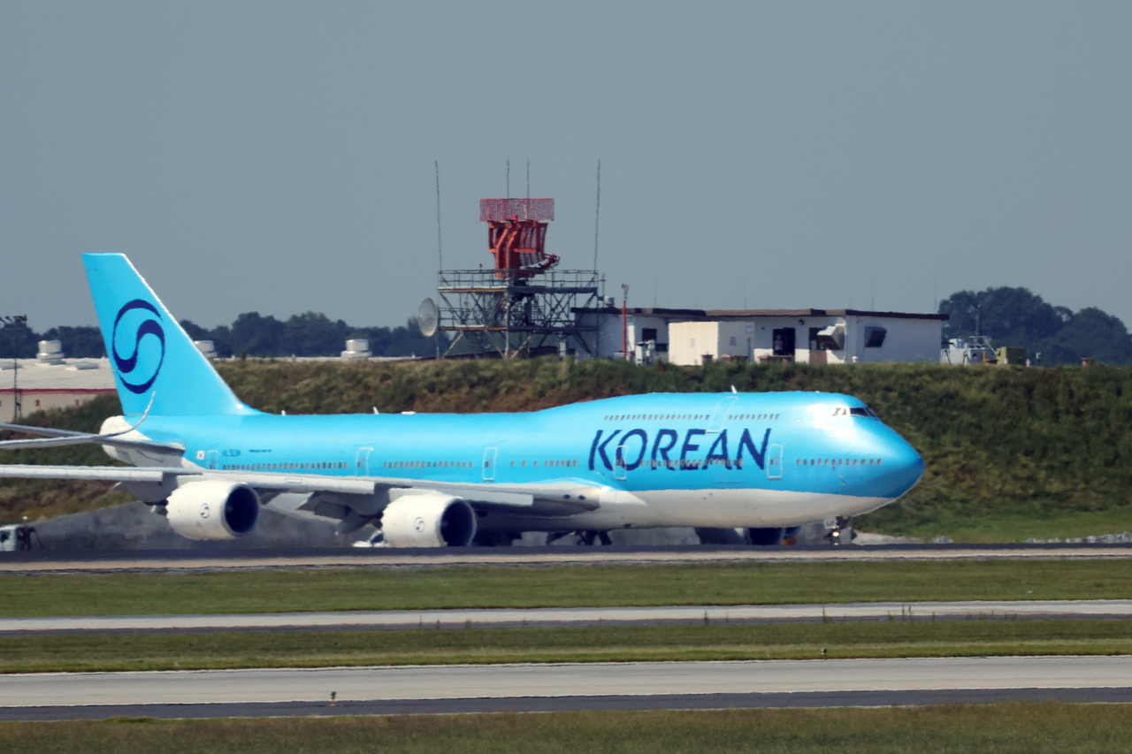 A Korean Air charter carrying Korean workers released from U.S. immigration detention heads for takeoff at Atlanta airport on Sep.11. (Yonhap)