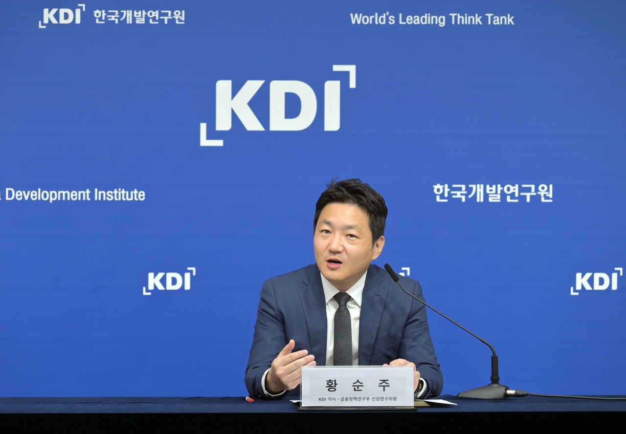 황순주 KDI_거시금융정책연구부 선임연구위원이 22일 기획재정부에서 ‘부동산 PF 자본확충의 효과와 제도개선 방안’ 보고서를 발표하고 있다. [KDI 제공]