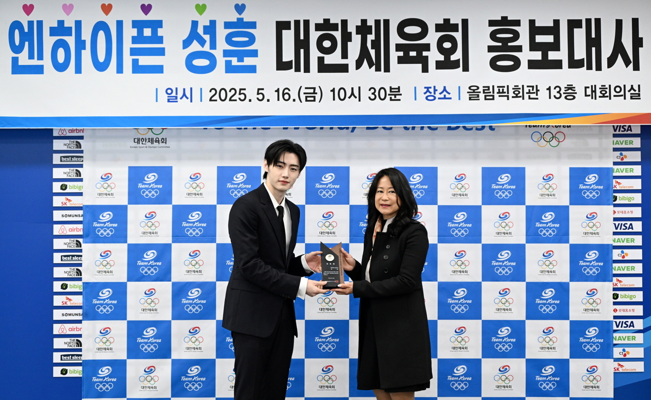 KSOC Secretary-General Kim Na-mi, right, presents a plaque appointing Enhypen’s Sunghoon as a Korean Sport & Olympic Committee ambassador in Seoul on May 16. (Korean Sport & Olympic Committee)