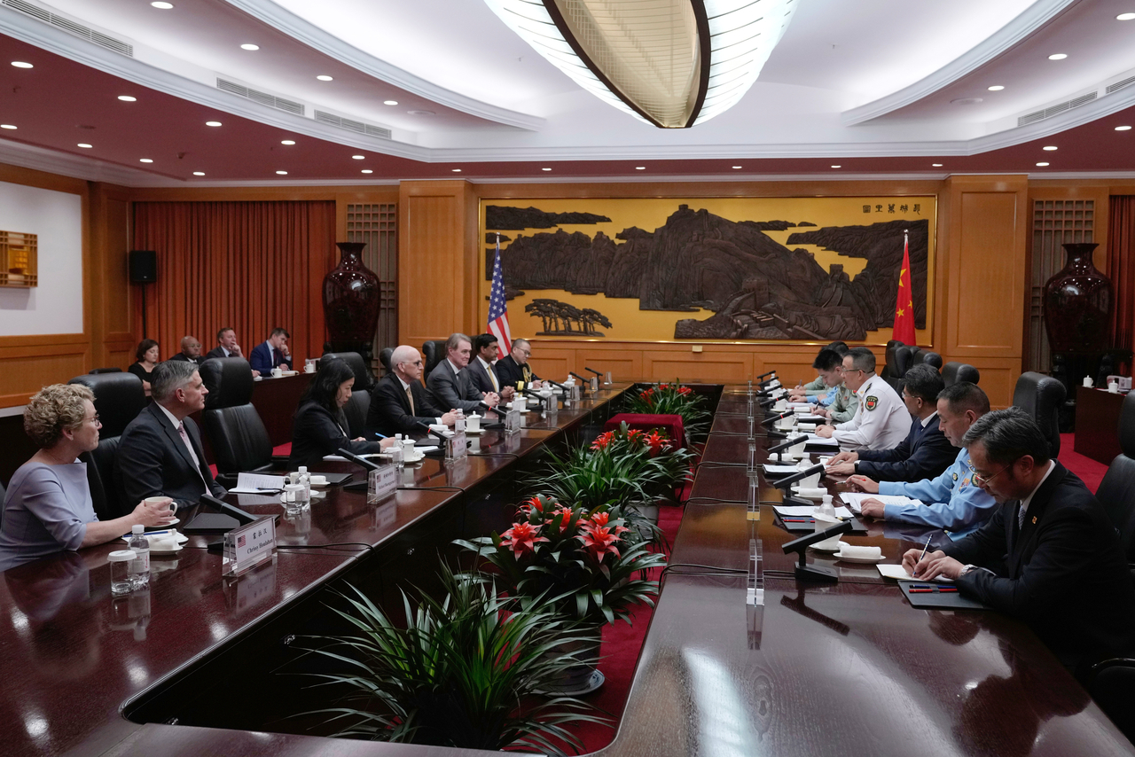Chinese Defense Minister Dong Jun speaks with a bipartisan group of US lawmakers at the Ministry of Defense in Beijing, China, on Monday. (AP-Yonhap)