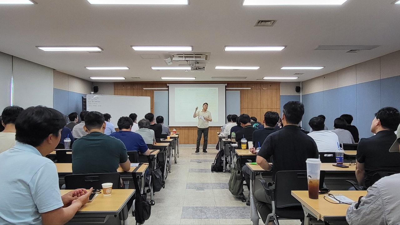 협력사 안전관리자들이 전문화교육을 경청하고 있다. [한화 건설부문 제공]