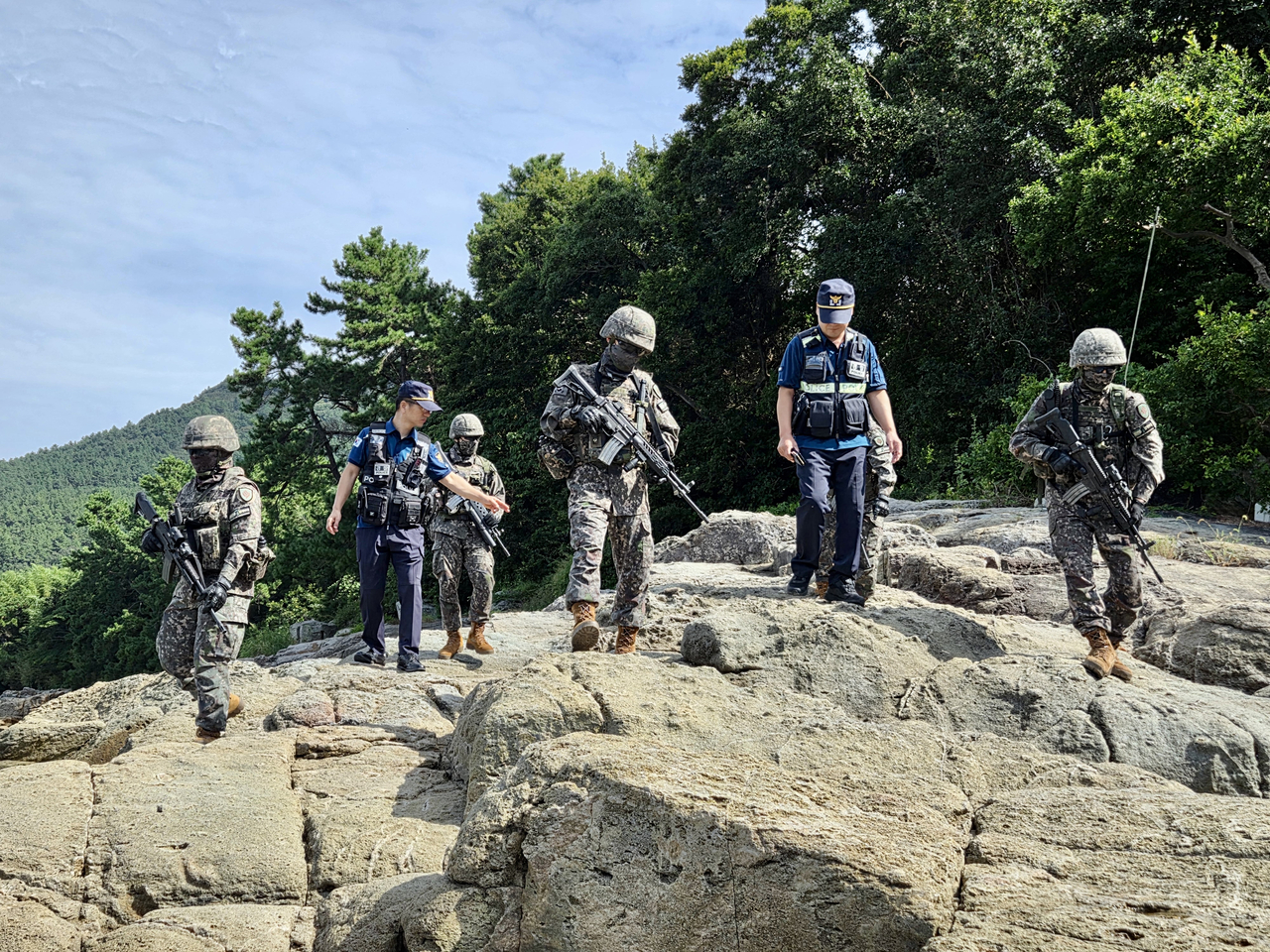 The Republic of Korea Army’s 31st Infantry Division conducts a search and reconnaissance operation to prepare against illegal border crossings and possible enemy infiltrations. The photo shows military and police personnel jointly patrolling a coastal area in South Jeolla Province on Sept. 19. (Yonhap)